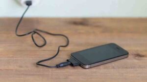 Telefonunuzu şarj ederken yaptığınız en yaygın hata: Pil ömrünü kısaltıyor