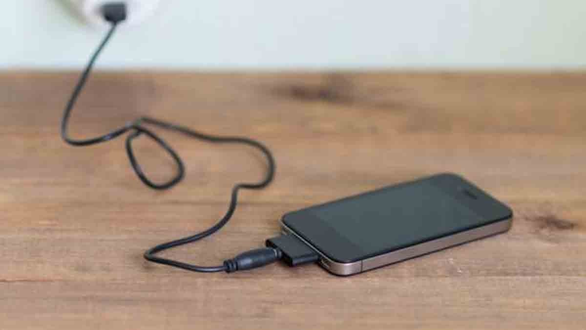 Telefonunuzu şarj ederken yaptığınız en yaygın hata: Pil ömrünü kısaltıyor