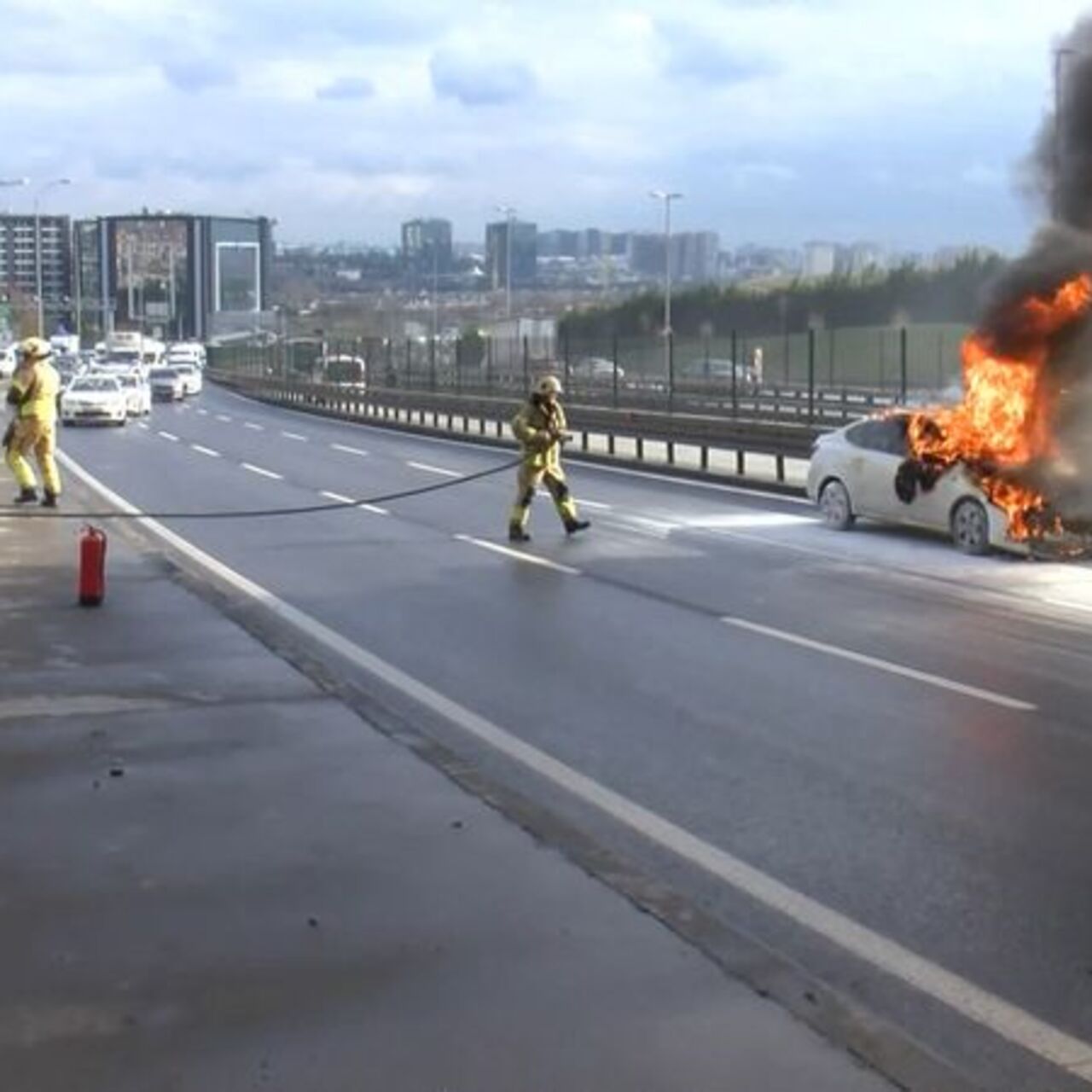 Trafiği felç eden yangın!
