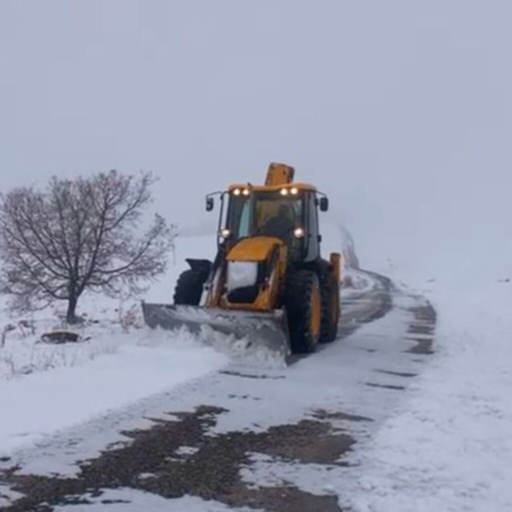 Tunceli’de 40 köy yoluna kar engeli