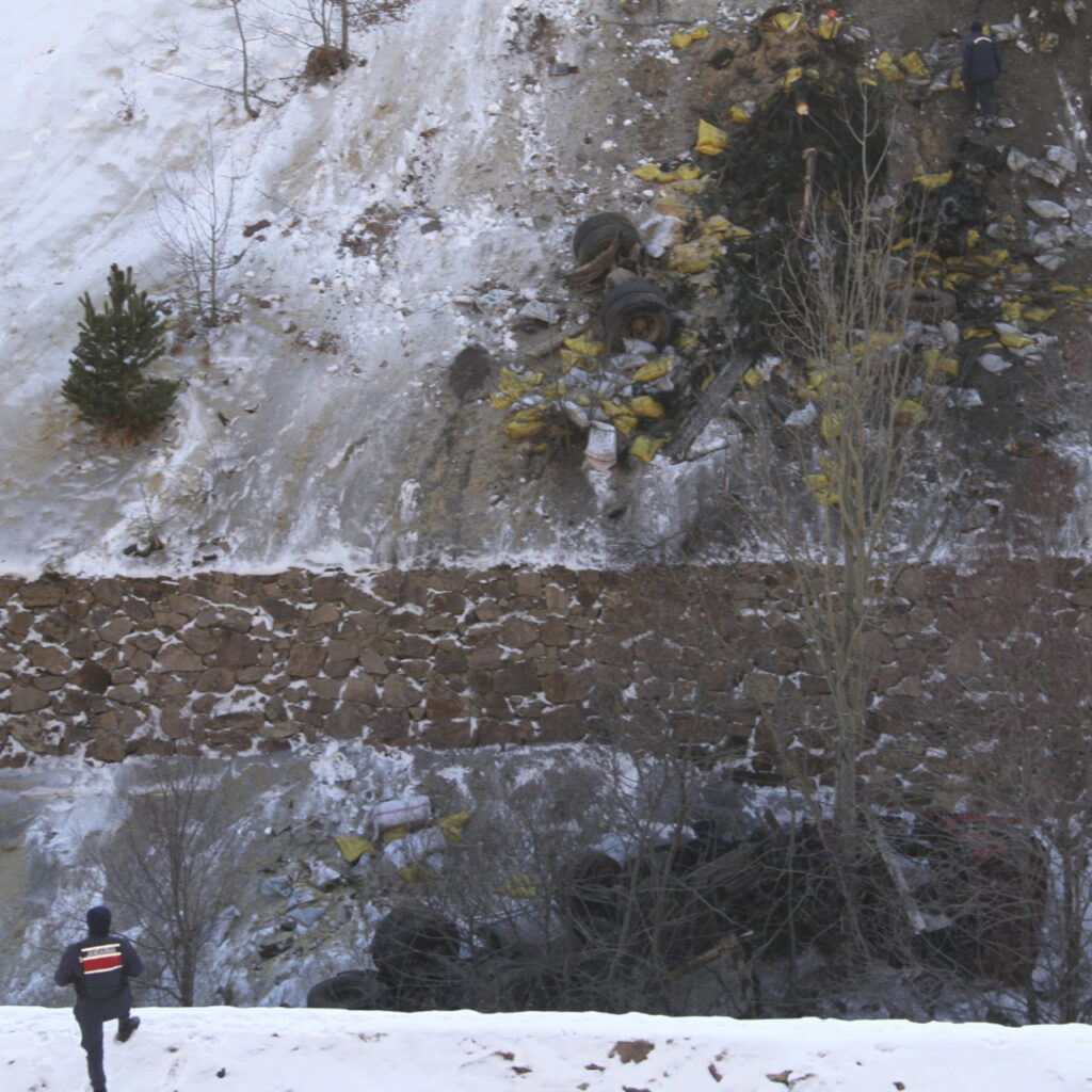 Uçuruma yuvarlandı, sabah çıkarılabildi
