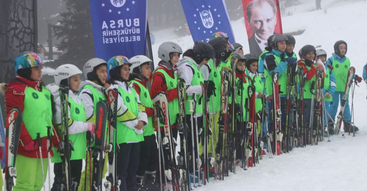 Uludağ’da öğrencilerin kayak heyecanı
