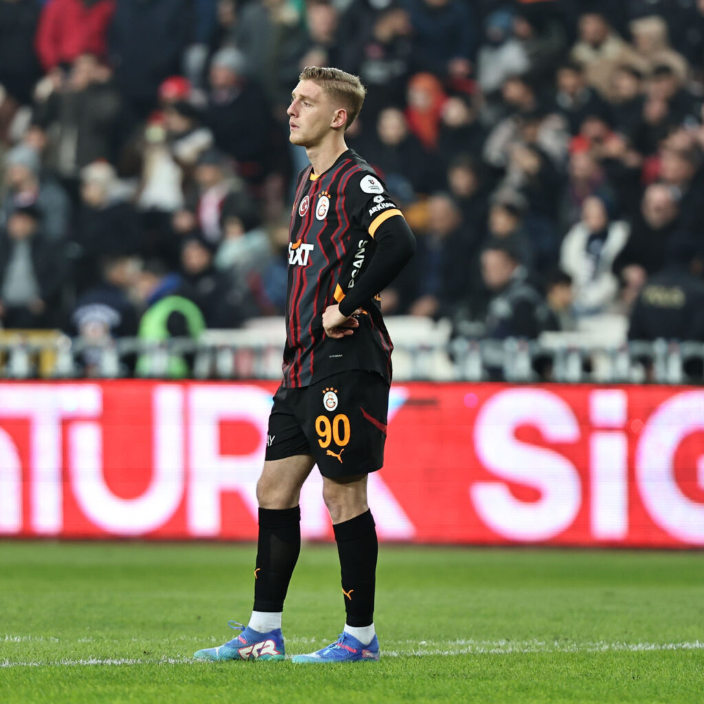 VAR uyardı, Galatasaray 10 kişi kaldı!