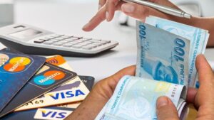 “Vatandaş kredi kartı ve kredili mevduat hesaplarıyla geçiniyor”