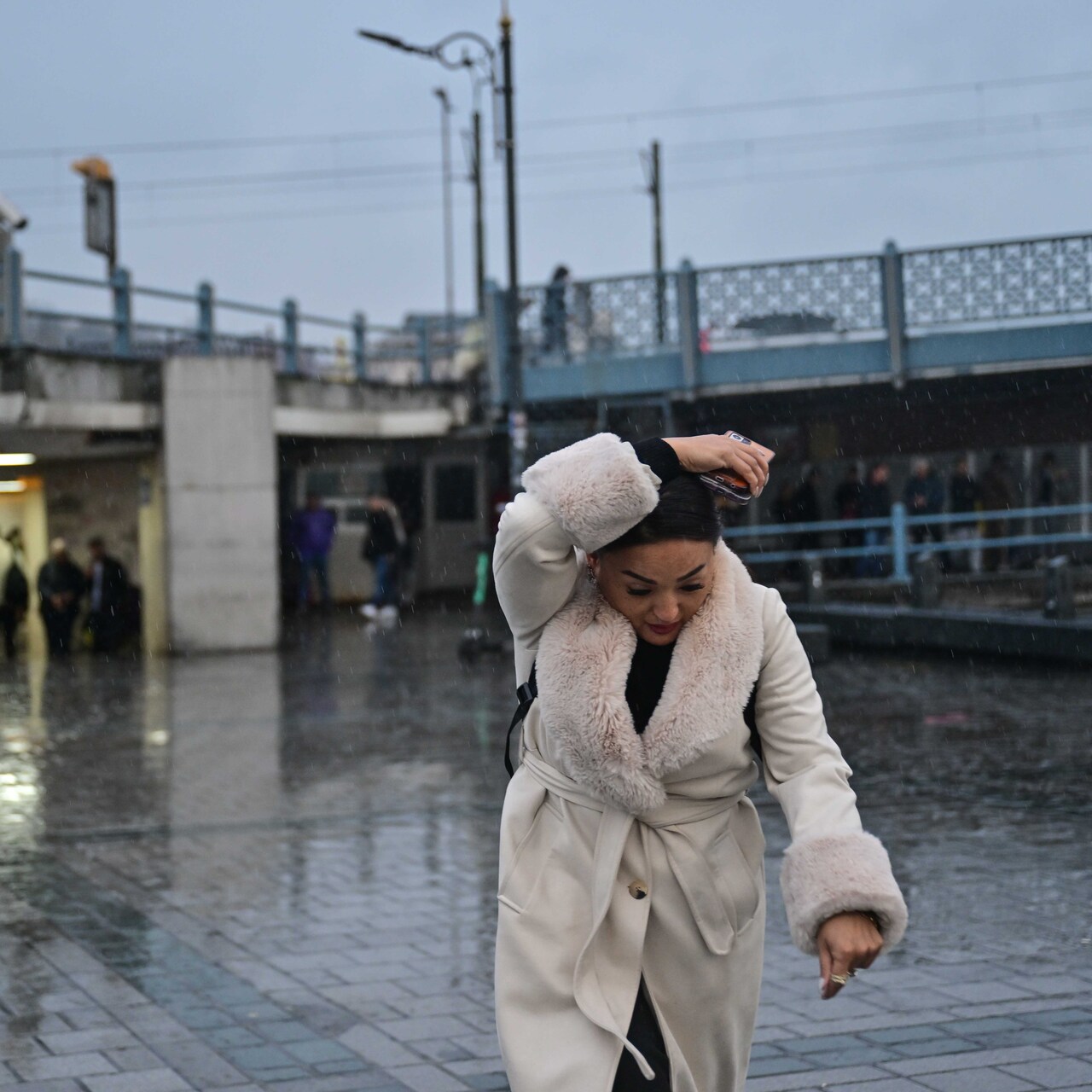 Yağış geliyor! Pazar günü sıcaklıklar 10 derece birden düşüyor