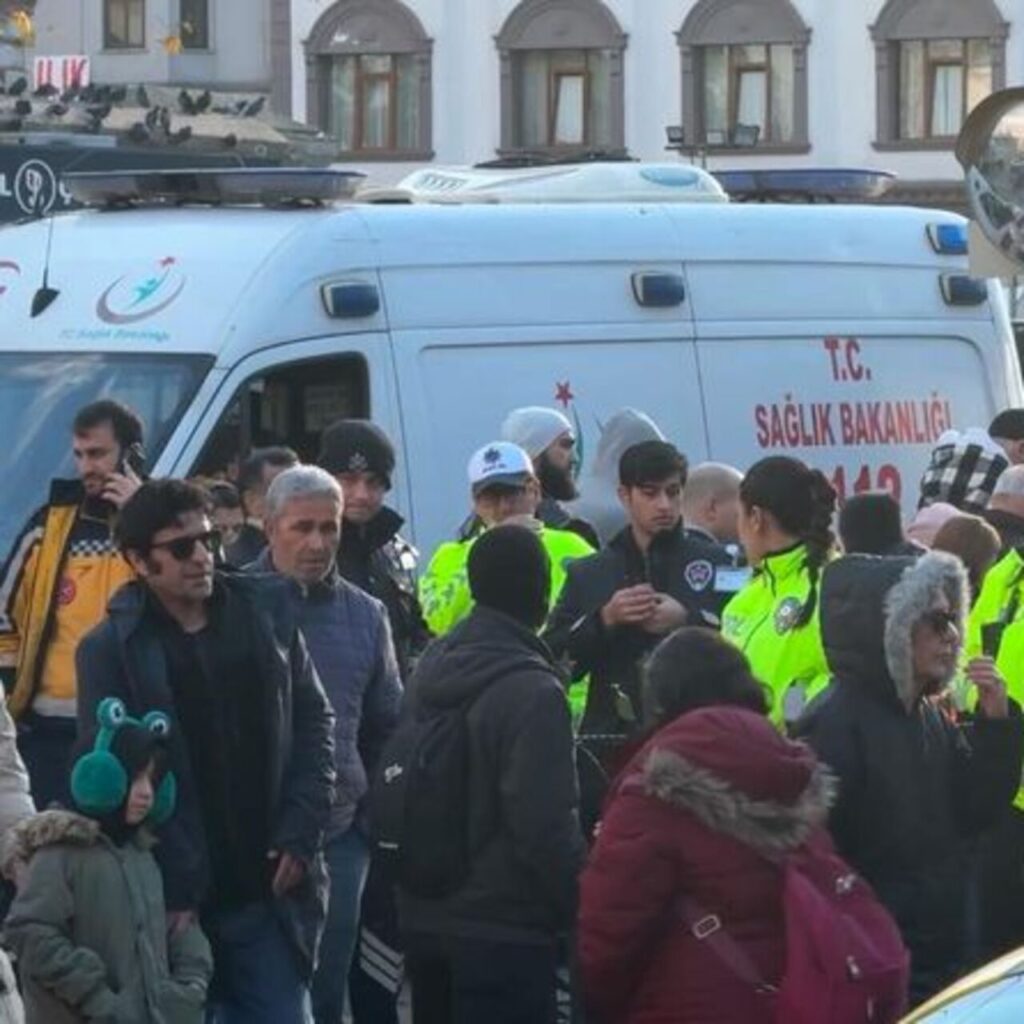 Yaşlı adam tramvayın altında kaldı