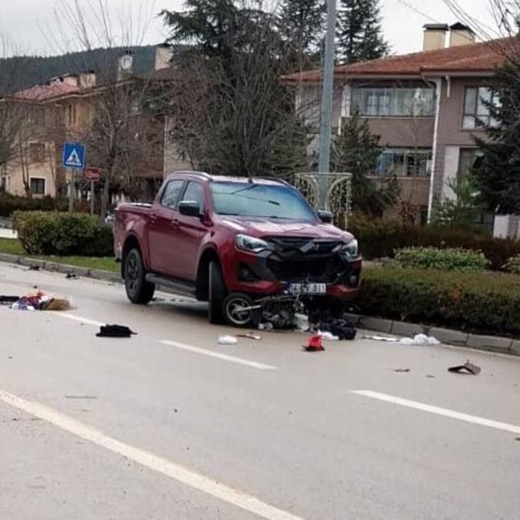 Yaya geçidinde bisikletliye çarptı!