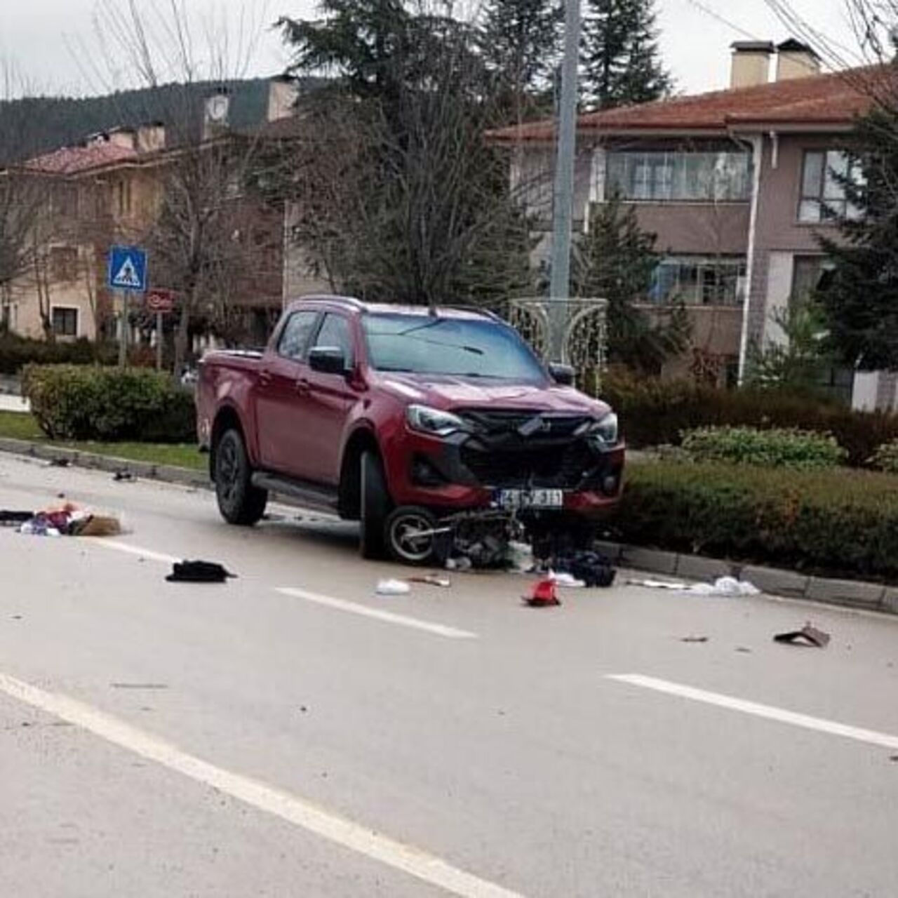 Yaya geçidinde bisikletliye çarptı!