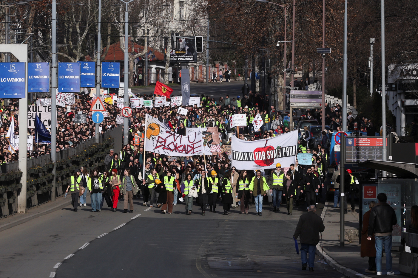 15 kişiyi öldüren ihmal sebebiyle başlayan protestolar, yasa dışı ilan edildi