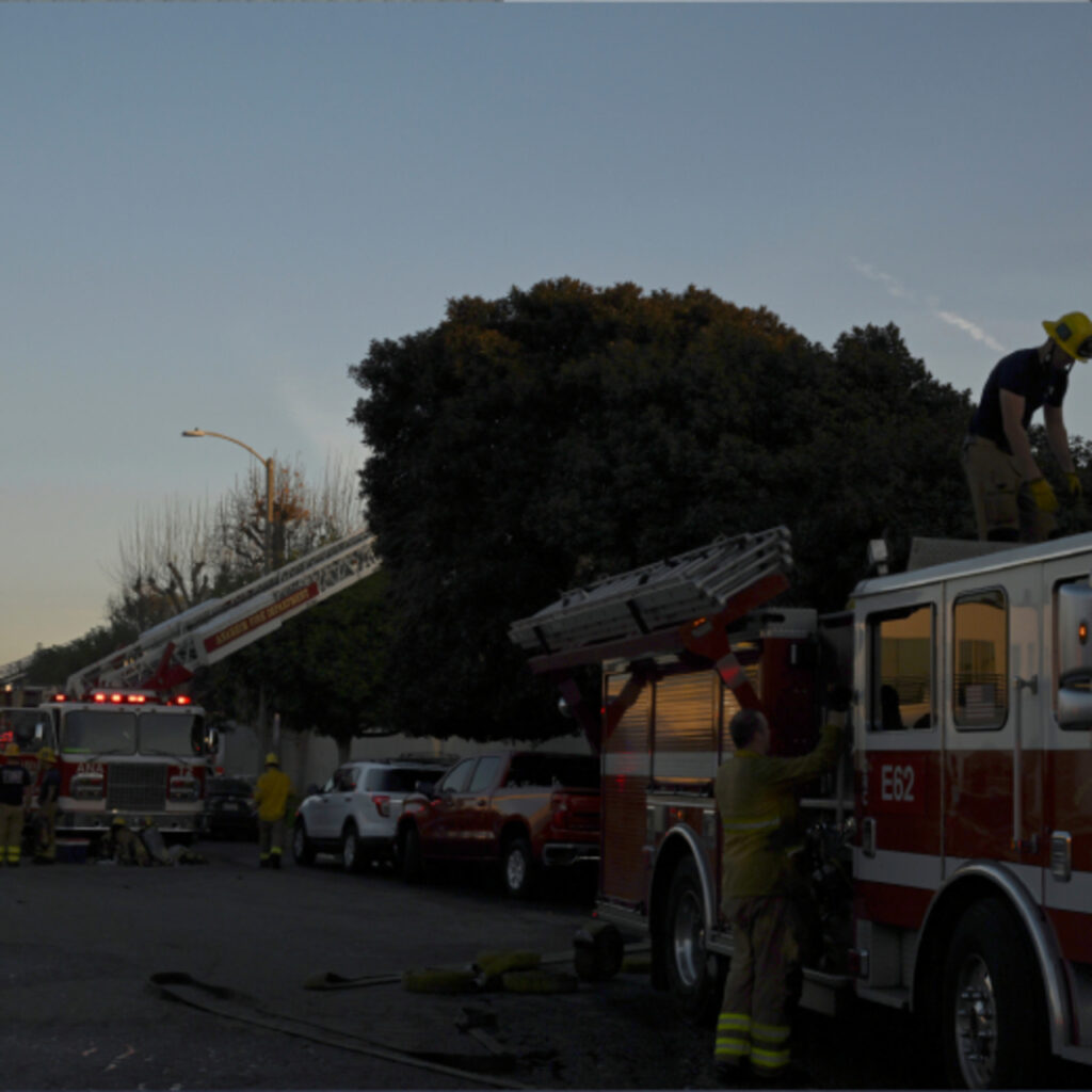 ABD’de küçük uçak fabrikanın çatışına düştü!