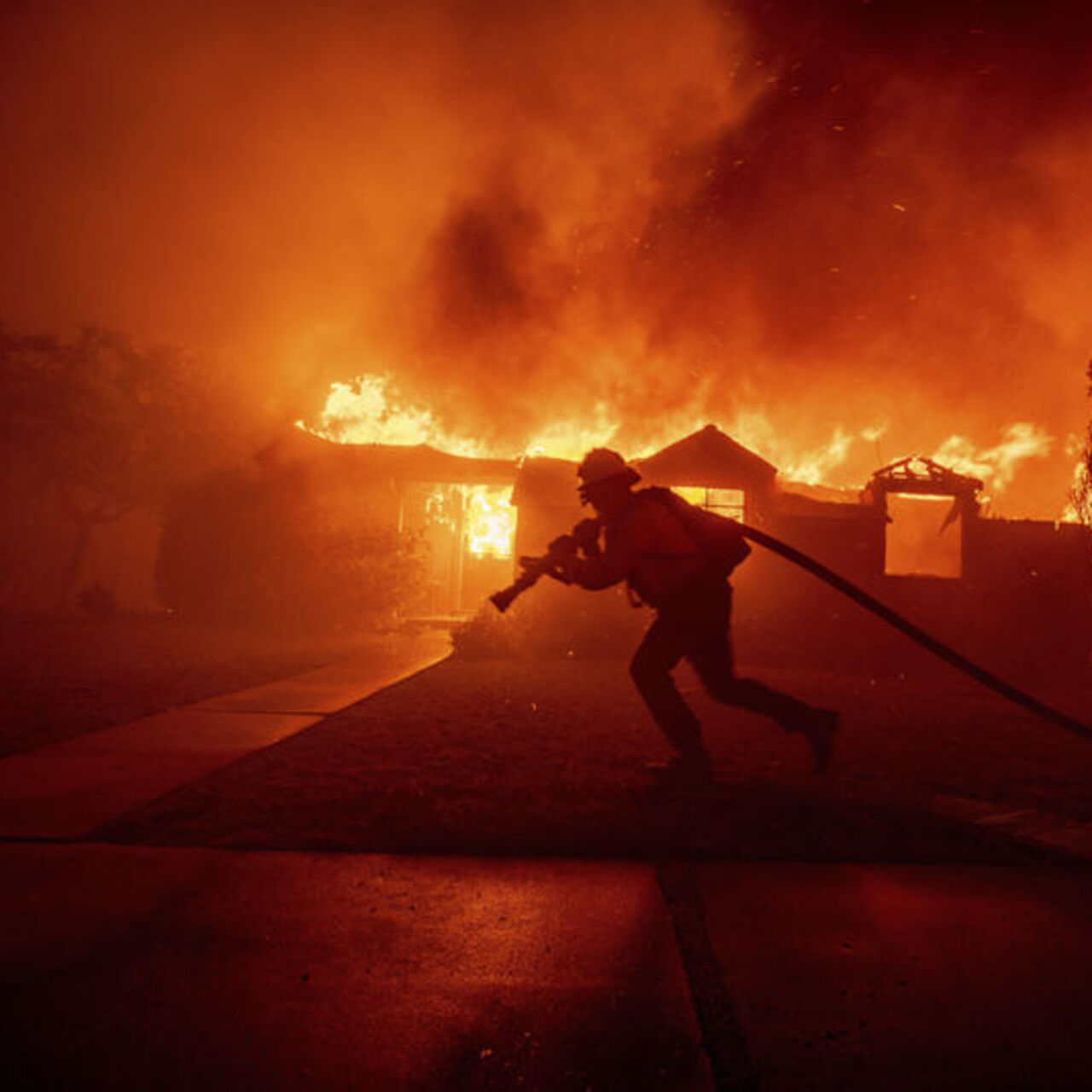 Alevler altında: Los Angeles’taki yangın sürüyor!