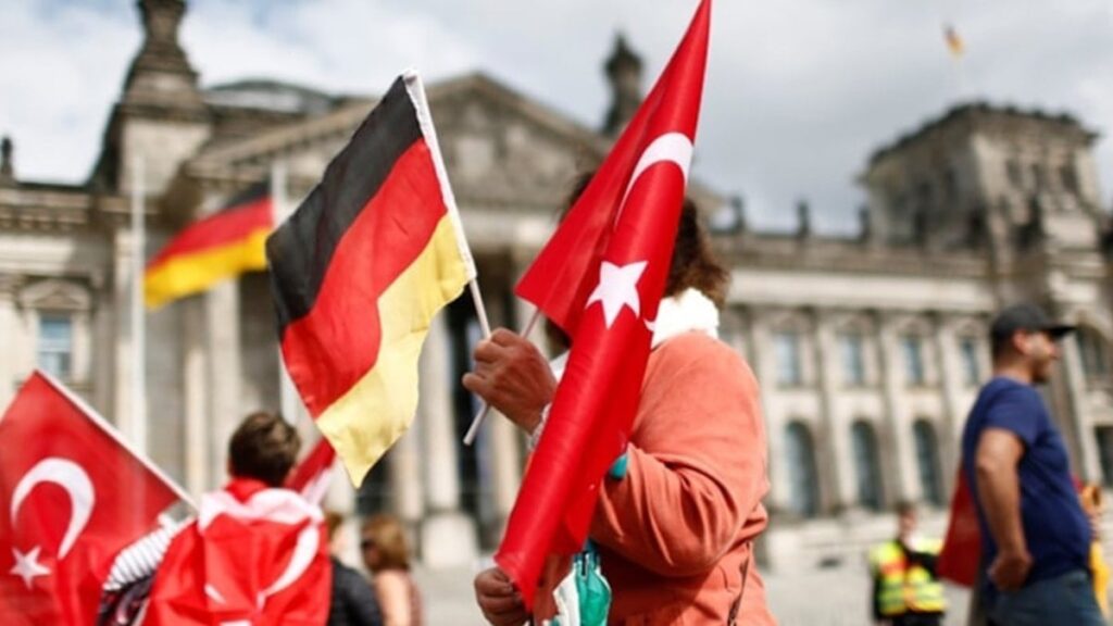 Almanya’da göç politikasında ‘U’ dönüşü: Kaçak Türklere kötü haber: Demir parmaklık onaylandı