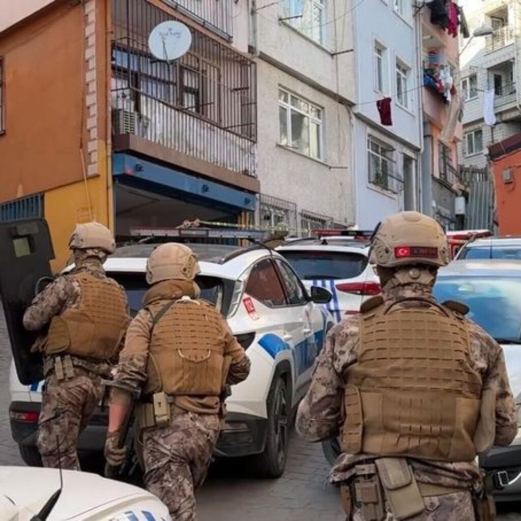 Babası evi terk edince dehşet saçtı!