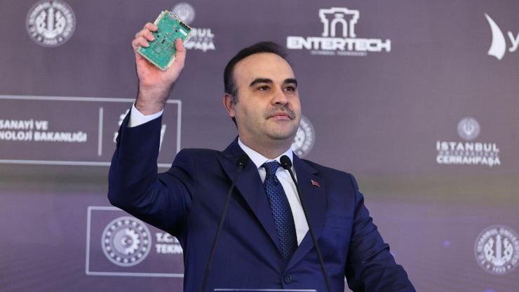 Bakan Kacır, CHP’li Özel’in kırmızı kartına, “Milli Muharip Uçak KAAN’ın kartı” ile cevap verdi