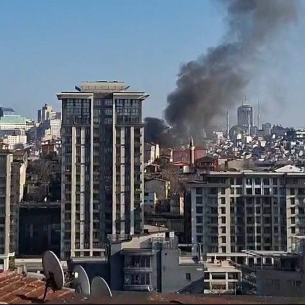 Beyoğlu’nda korkutan yangın!