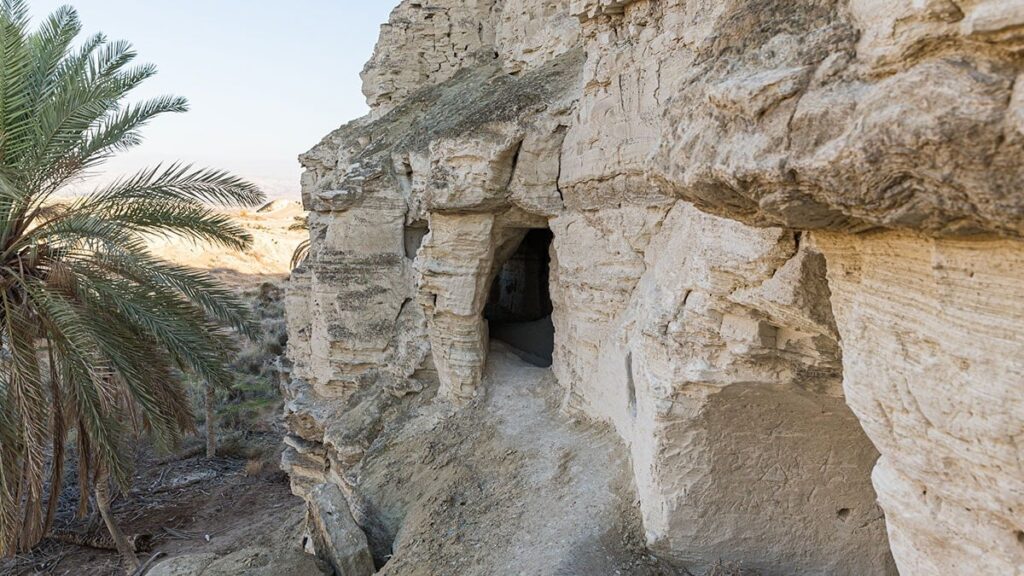 Bir yorumla kabile üyesine aşık olup mağaraya yerleşti!