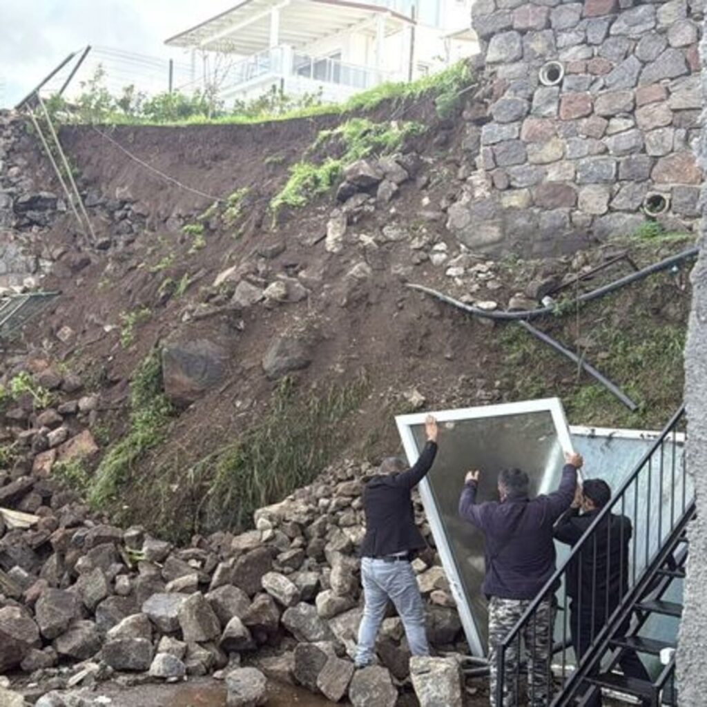 Bodrum’da istinat duvarı çöktü