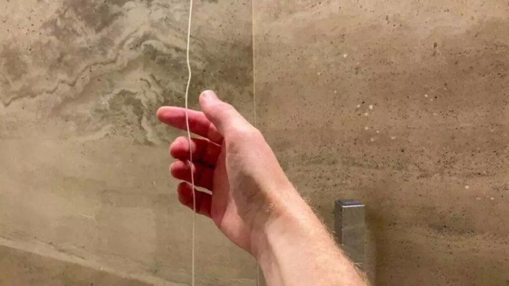 Duşta gördüğü ipi çekti; tüm telefonlar bir anda çalmaya başladı