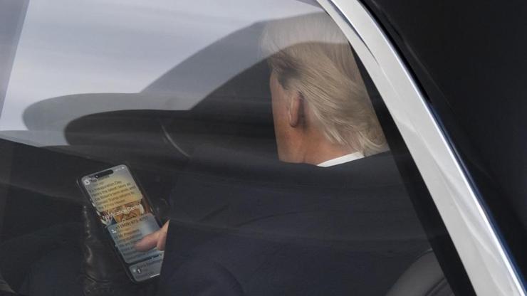 Ekranı açtı, kameralara yakalandı: İşte Trump’ın telefonundaki bildirimler!