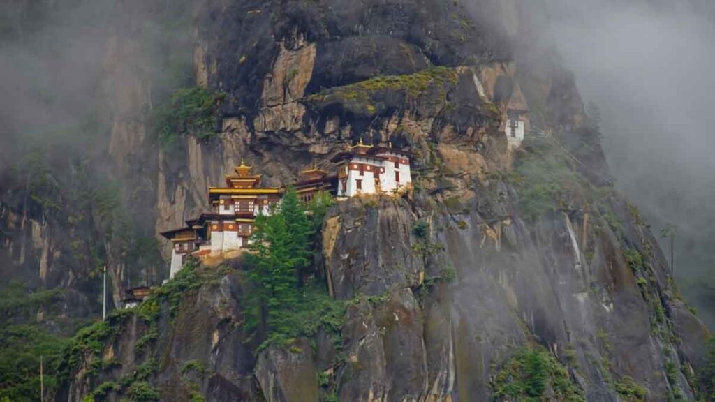 Her turist, buraya girmek için 40 dolarlık vize ücretine ek günlük 100 dolar ödemek zorunda