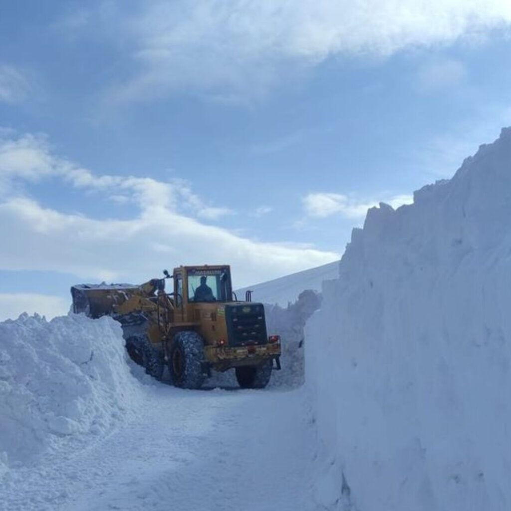 İran sınırında 3 metrelik kar