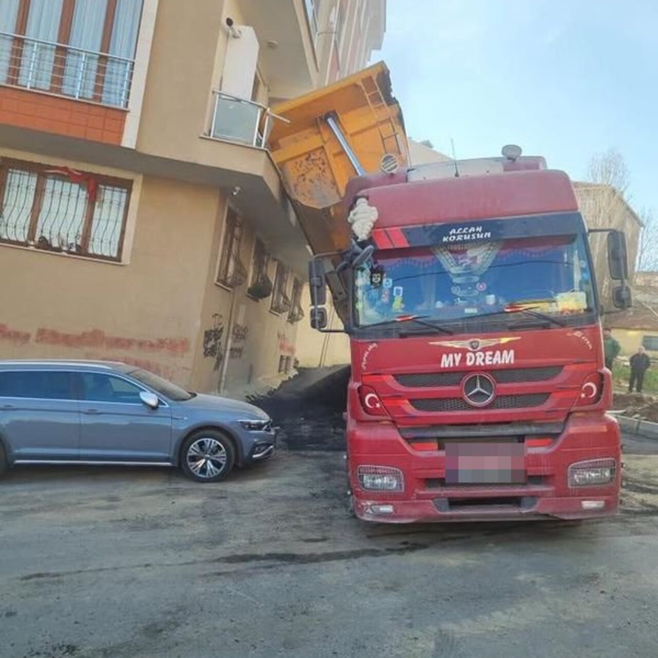 İstanbul’da facia kıl payı! Kamyon damperi balkona girdi!