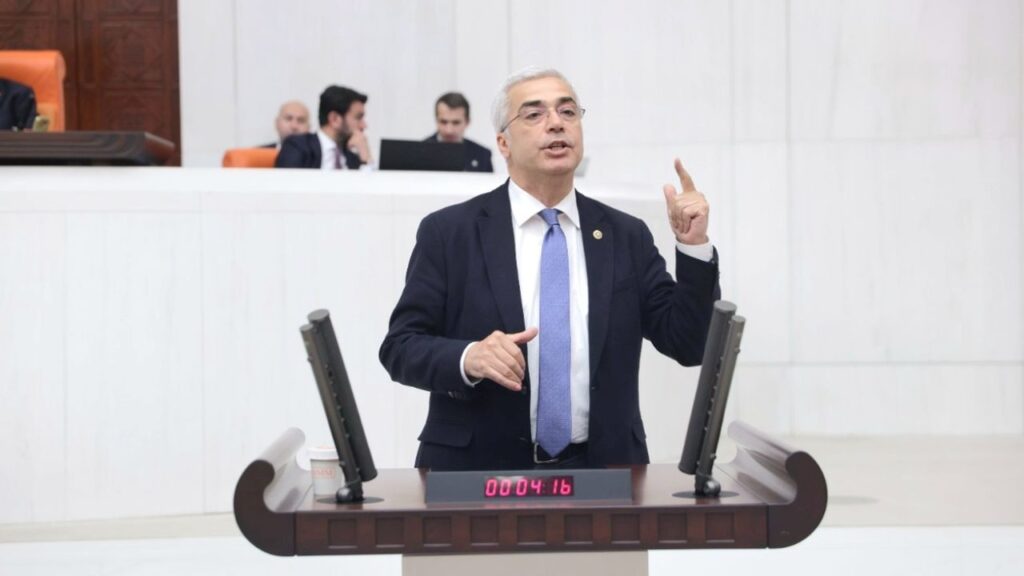 İzmirli vekilden STK’lara gönderme: İktidarla iyi geçin koltuğunu kaptırma