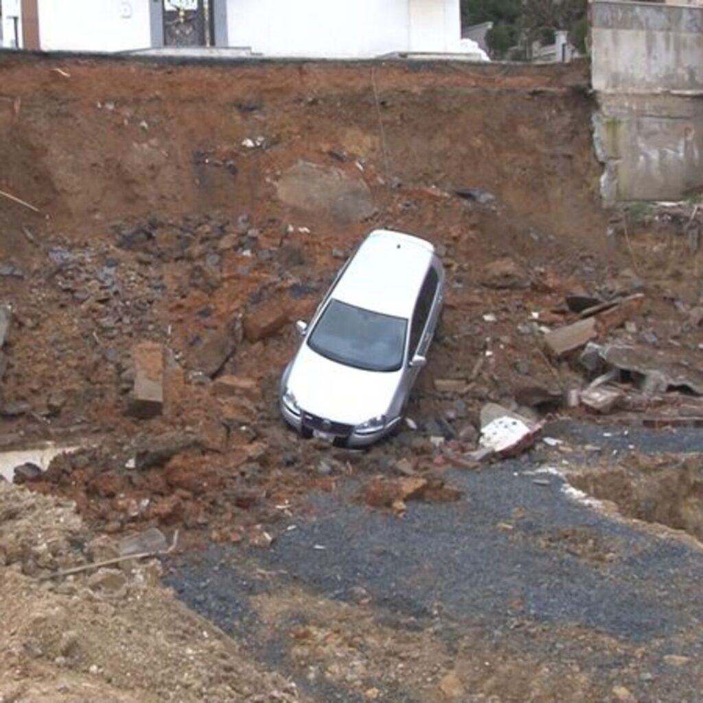 Kartal’da toprak kayması! 8 katlı bina tahliye edildi!