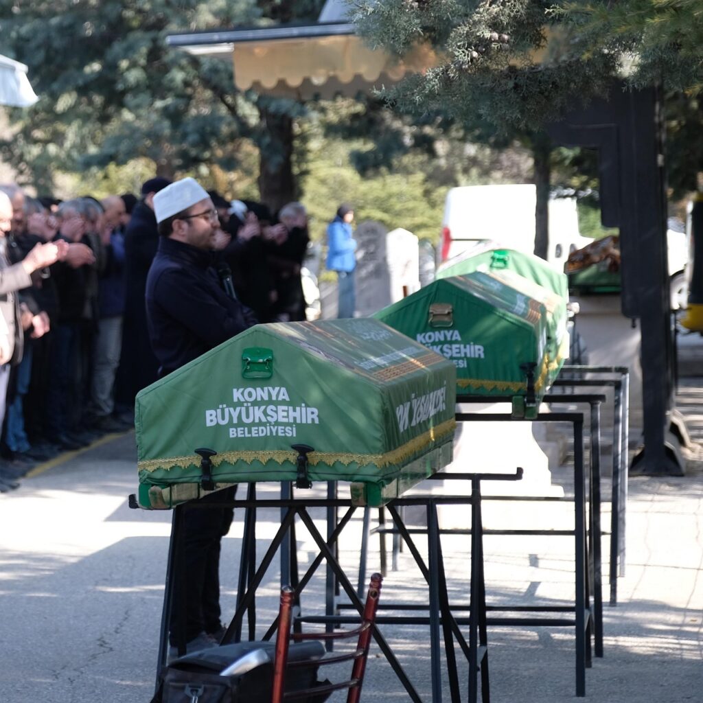 Katil ve cinayet kurbanları yan yana!