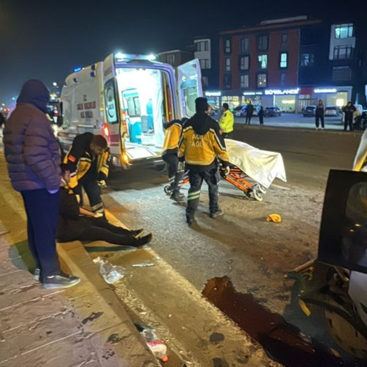 Kırmızı ışıktaki araca çarptı