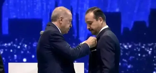 Kürşat Zorlu’nun AK Parti rozetini Başkan Erdoğan taktı
