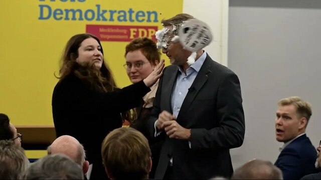 Almanya’da Hür Demokrat Parti Başkanı Lindner’e pastalı protesto düzenlendi