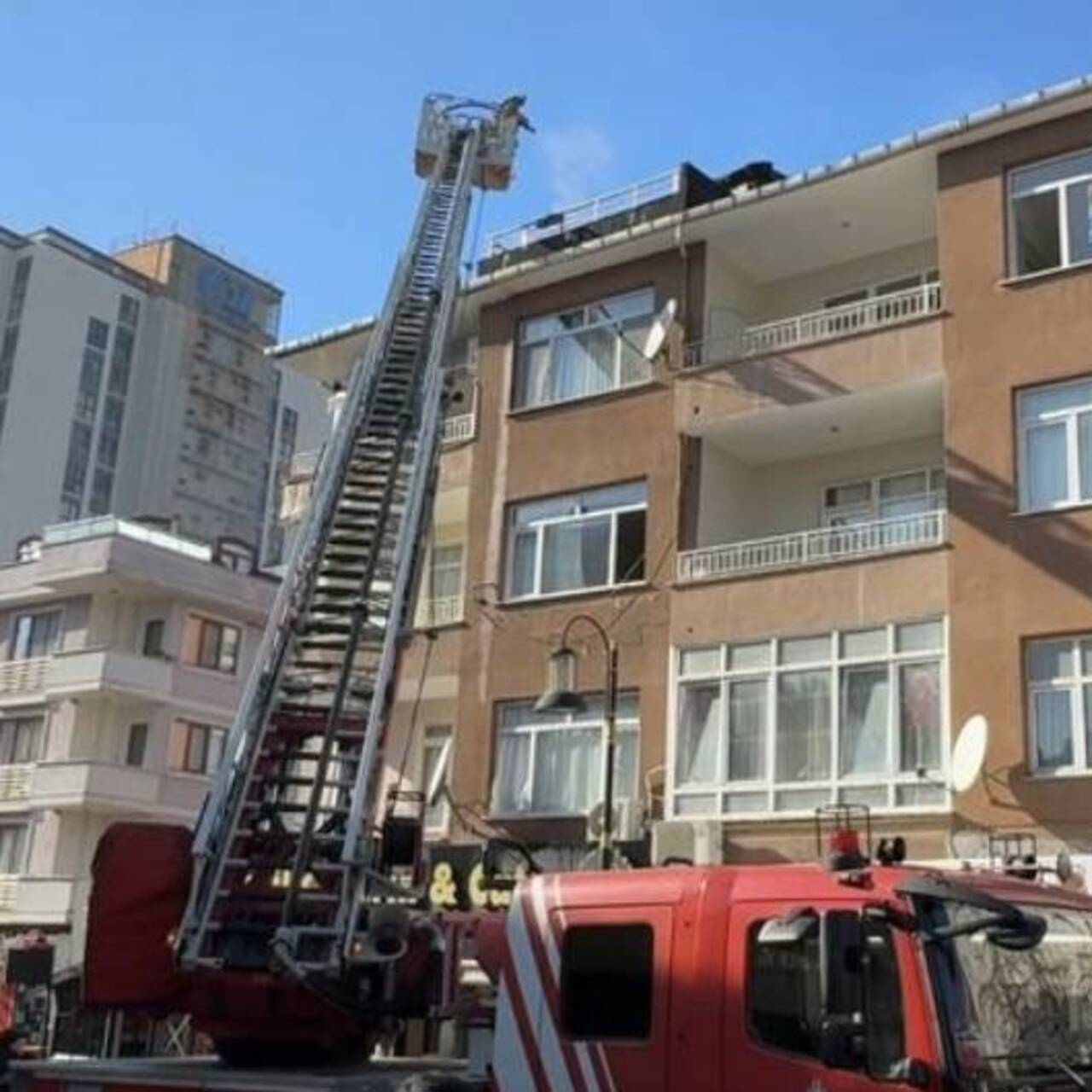 Maltepe’de çatı katı yangını: 1 ölü