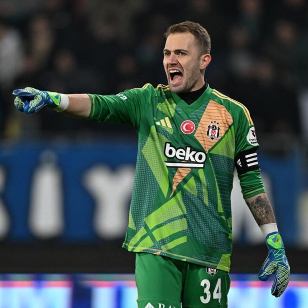 Mert Günok tek başına direniyor!