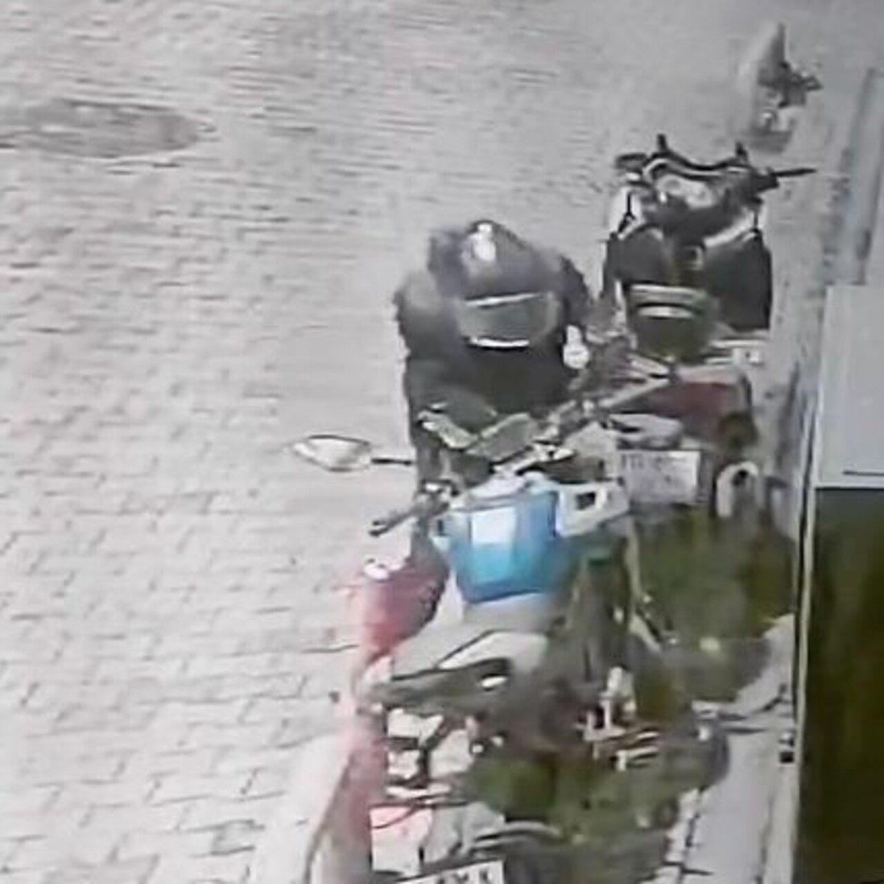 Motosiklet farı hırsızları kamerada