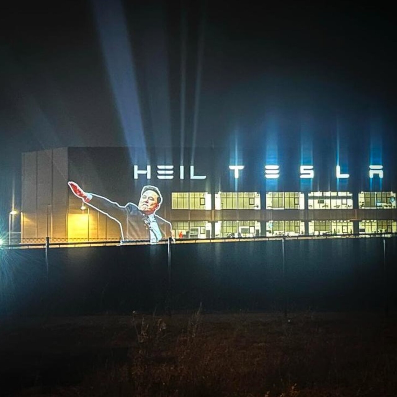 Musk’ın ‘Nazi’ selamı Tesla fabrikasında