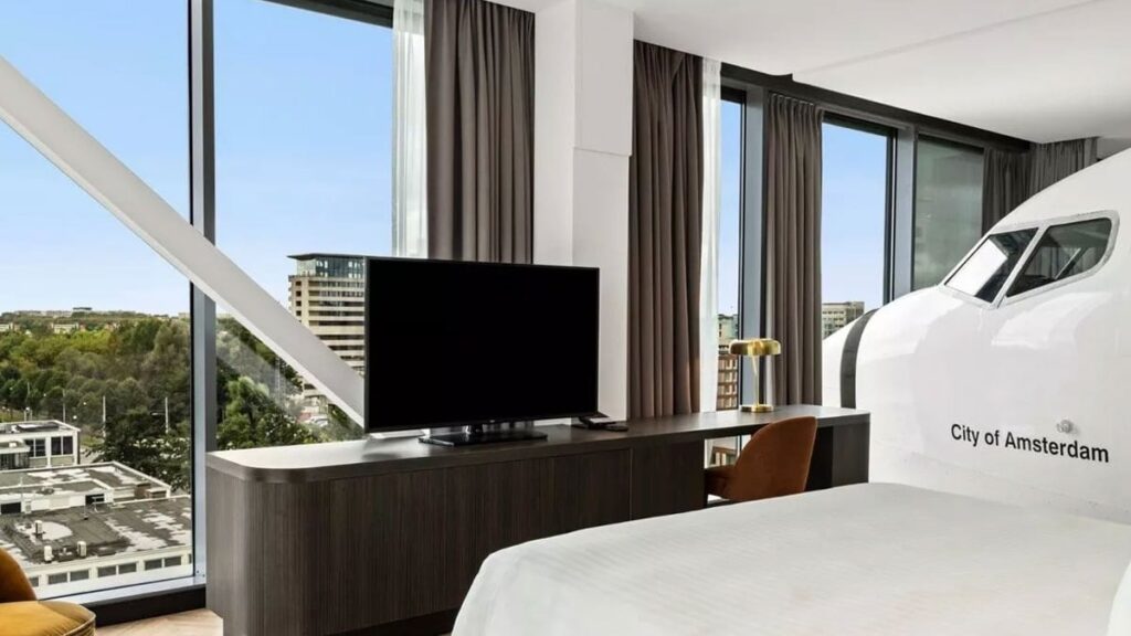 Otel odasının ortasındaki uçakla şaşkına döndü