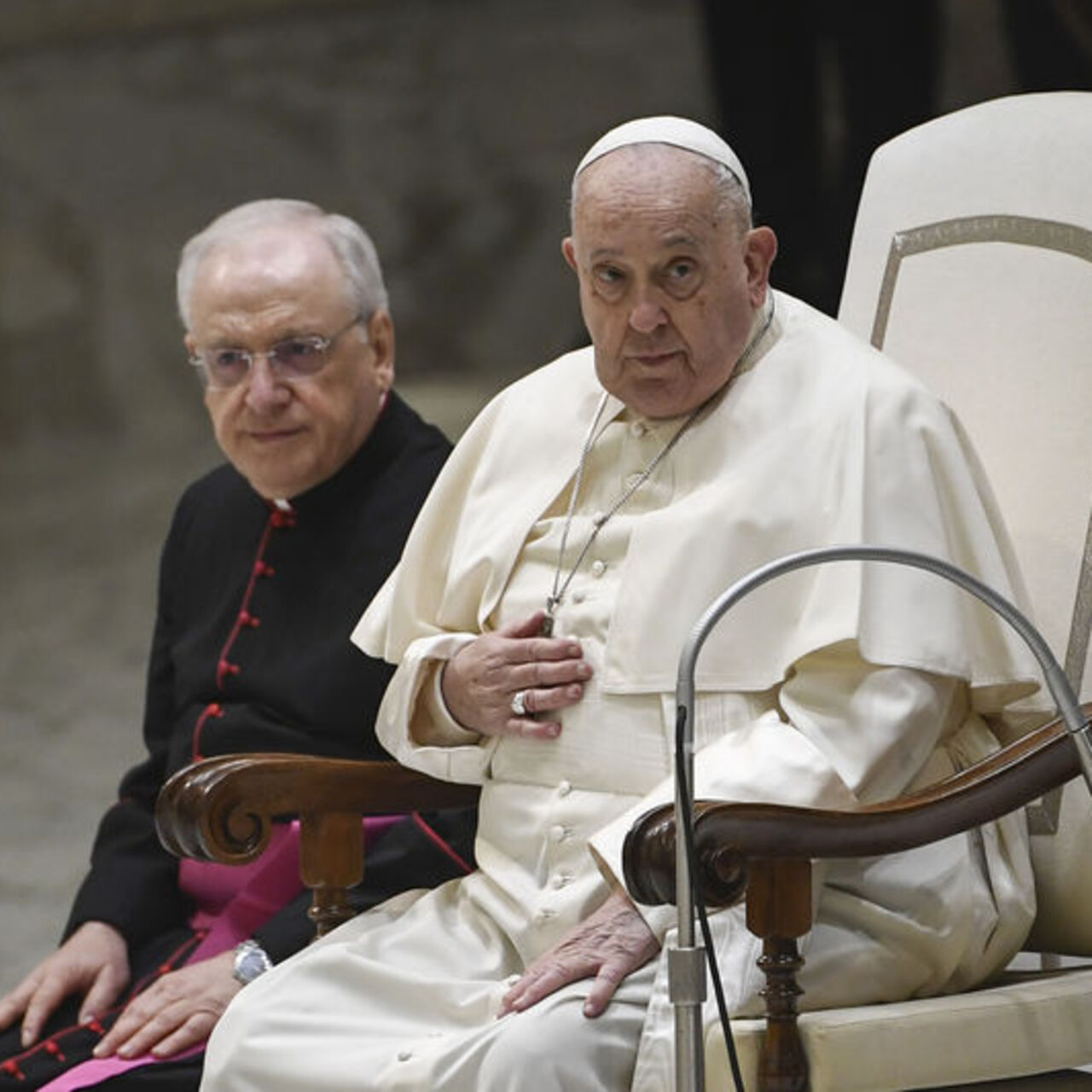 Papa Francis’in düşme sonucu kolunu incittiği duyuruldu