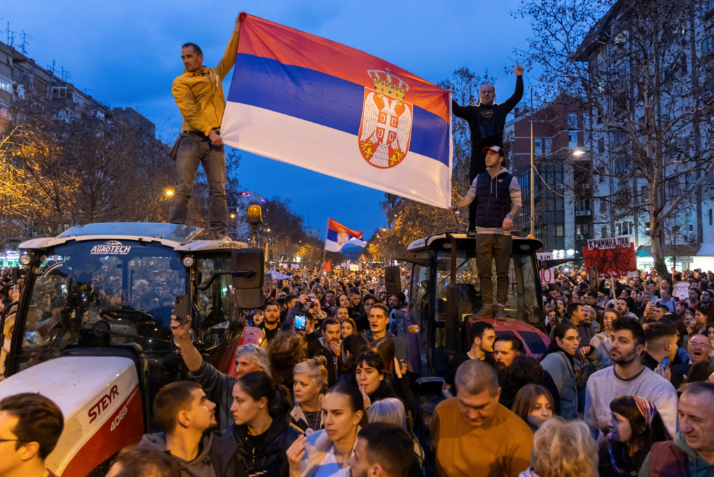 Protestolardan sonra istifalar geldi, Sırbistan erken seçime gidiyor