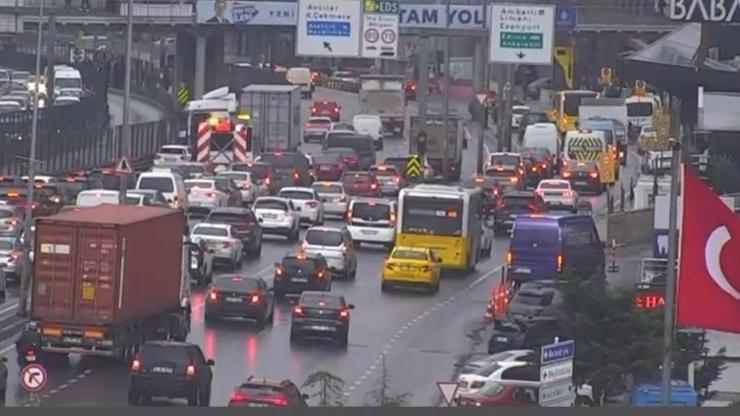 Son Dakika | İstanbul’da TIR bariyerlere çarptı; trafik durdu