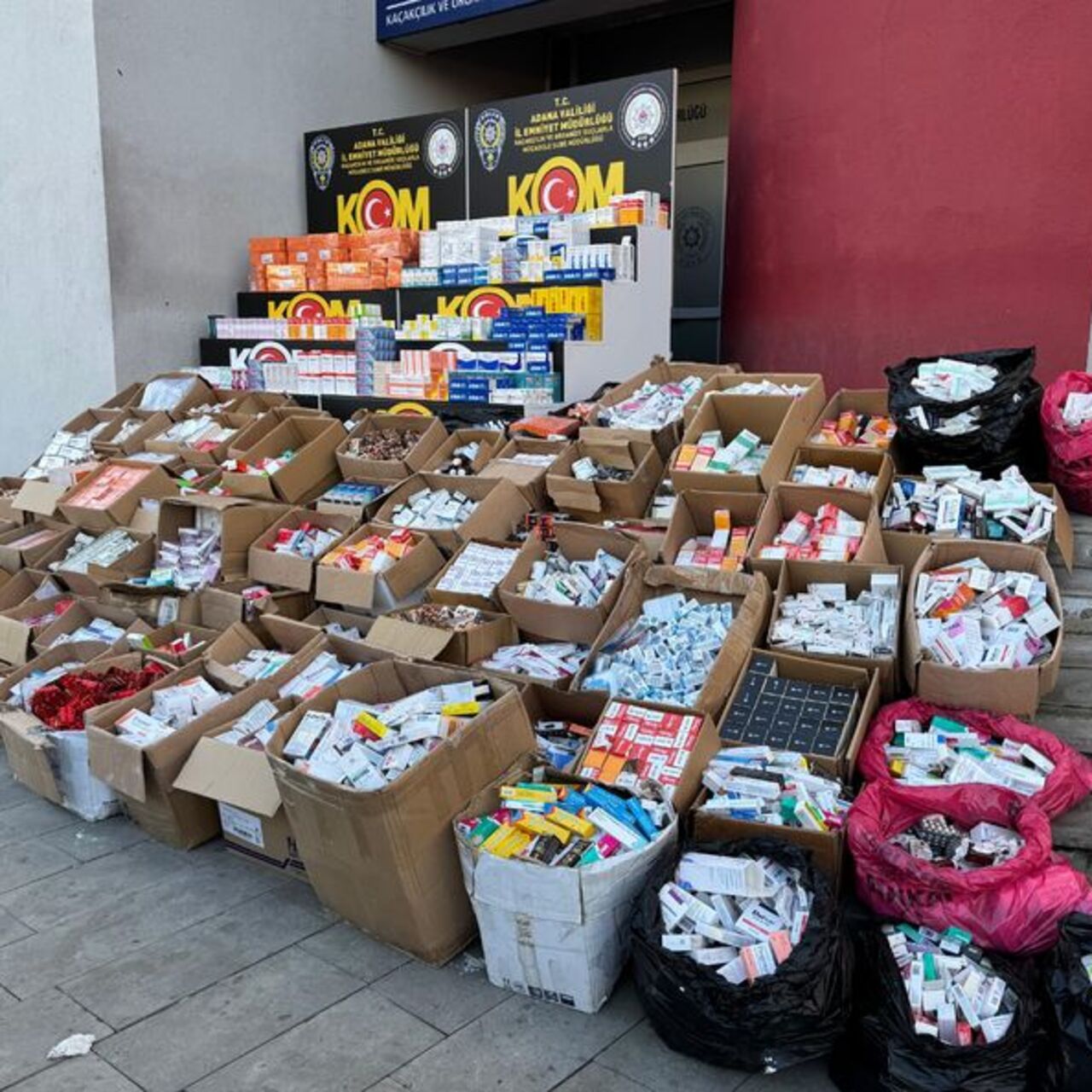 Tam 145 bin 520 kutu ilaç! Baba ile oğlu birbirini suçladı!