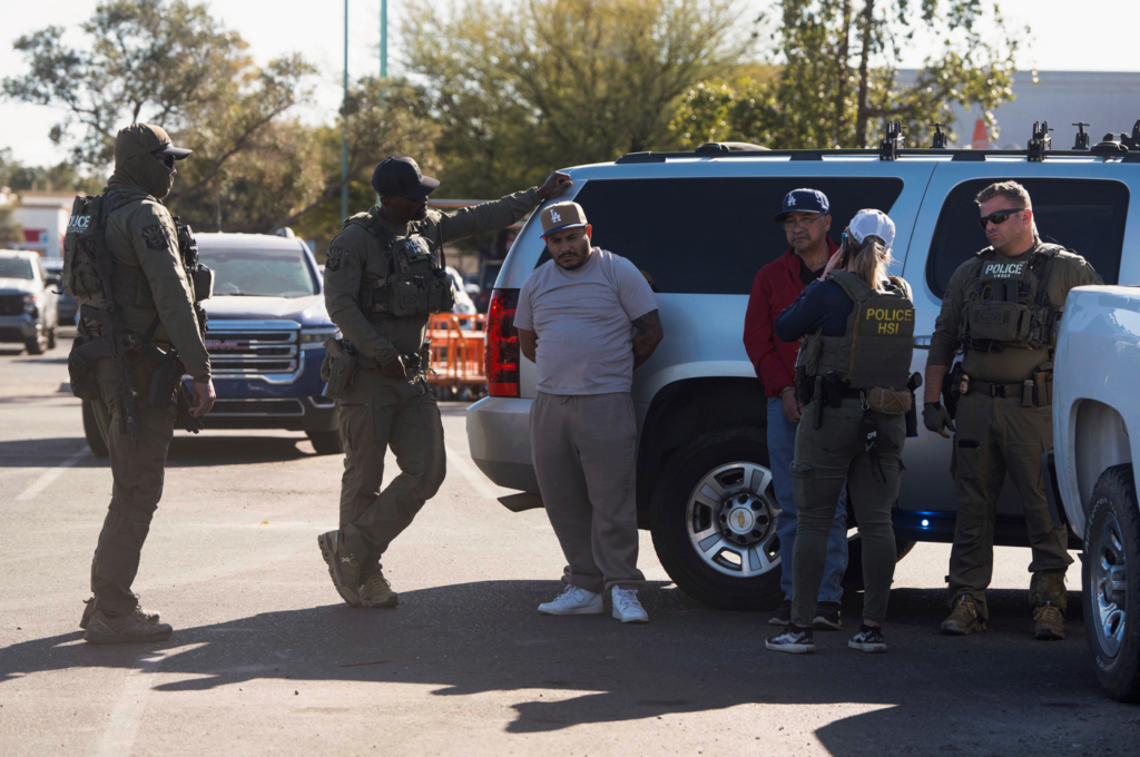 Trump emri verdi, bir günde 956 göçmen tutuklandı