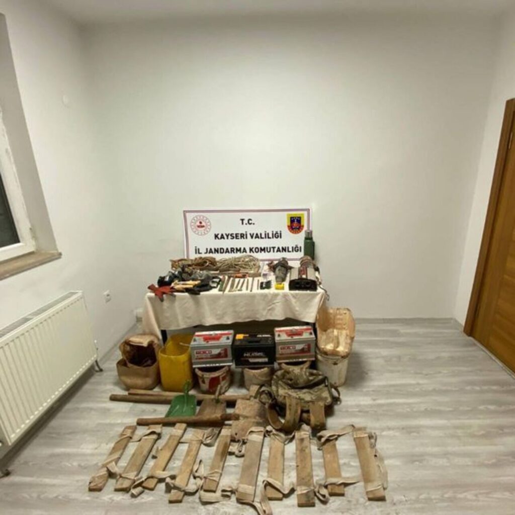 Tümülüste define arayan 4 kişi yakalandı