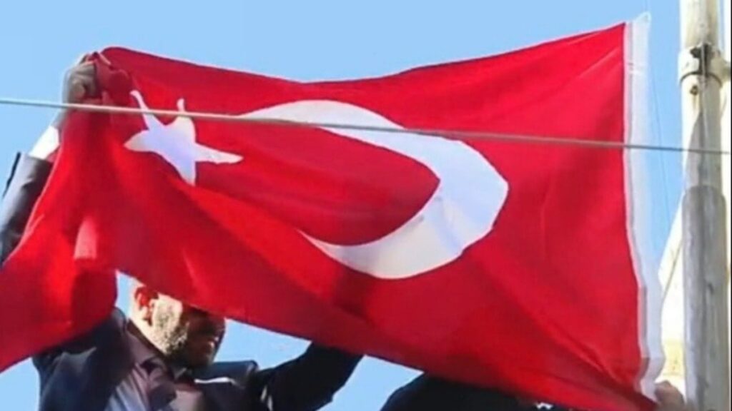 Türkiye Halep konsolosluğunda bayrak göndere çekildi