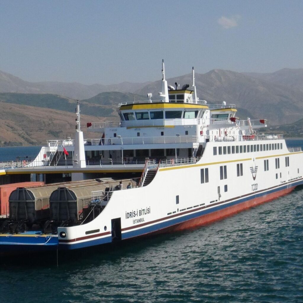 Türkiye’nin en büyük feribotları Van Gölü’nde hizmet veriyor