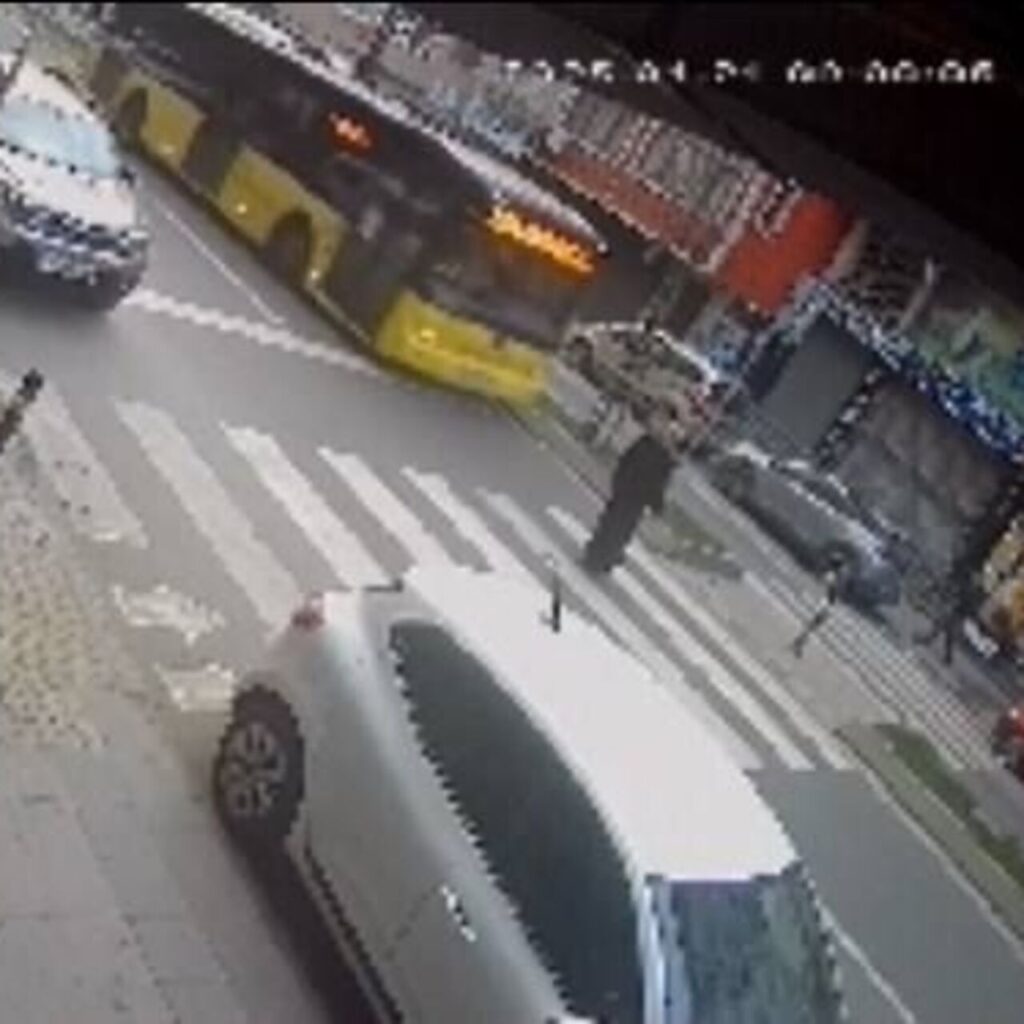 Yaya geçidinde İETT otobüsü çarptı!