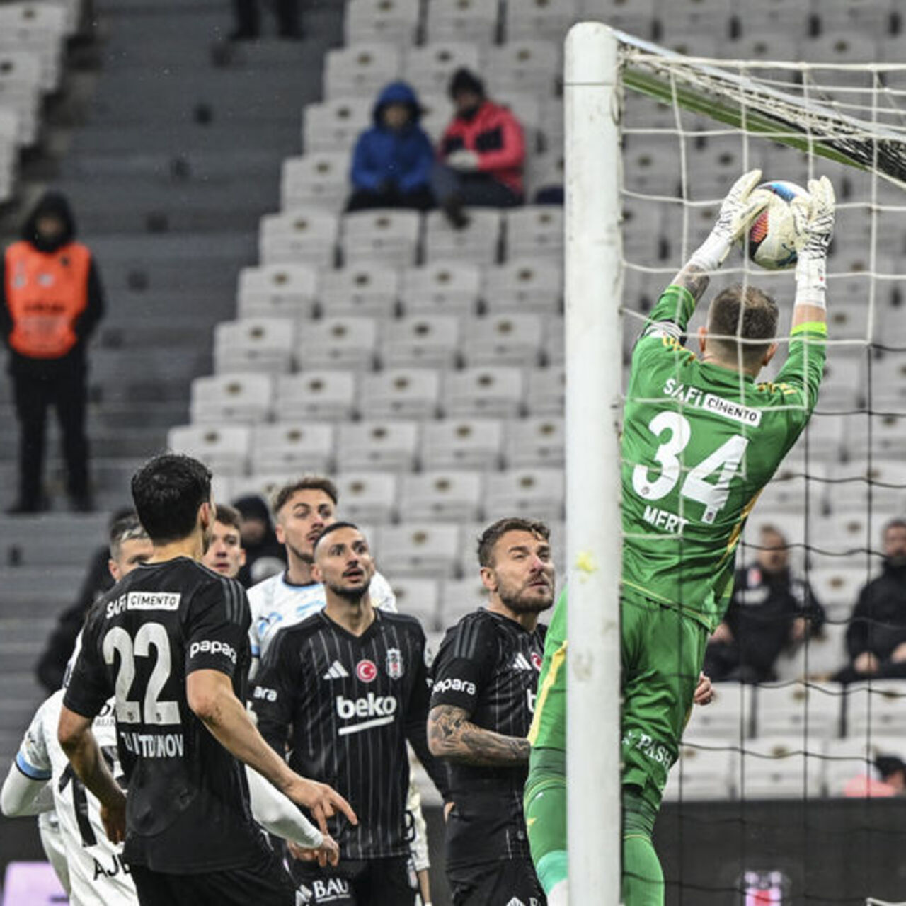 "Yatın kalkın, Mert’e duacı olun"