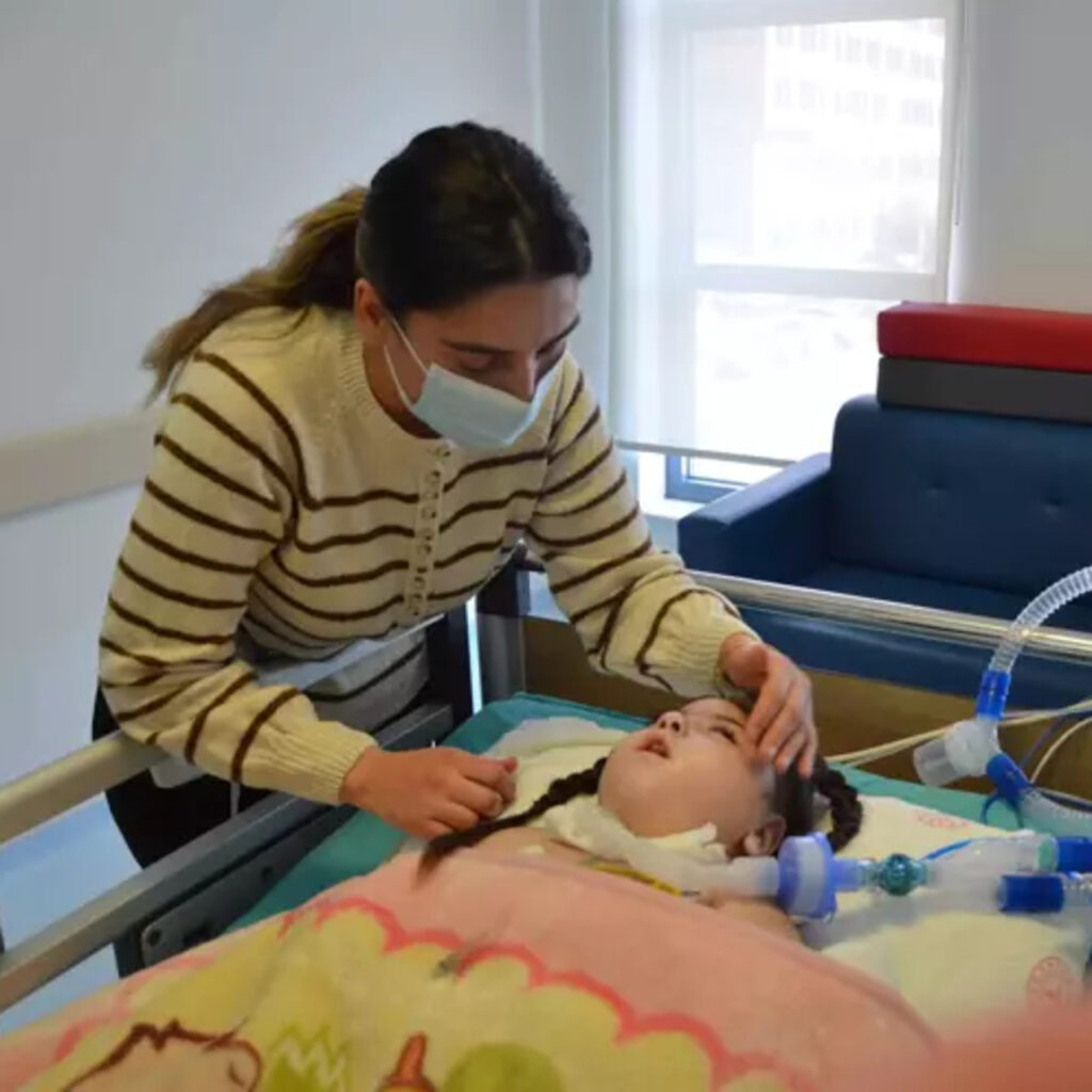 3 yaşındaki depremzede Asiye, tedavisinin sürdüğü Eskişehir’de ameliyat oldu