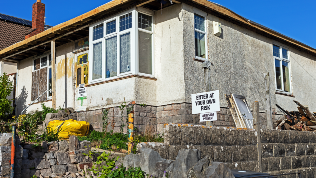 55 yıllık halıfleksi söken kadın altındakini görünce çuvala sarıldı: Hemen teste gönderdi