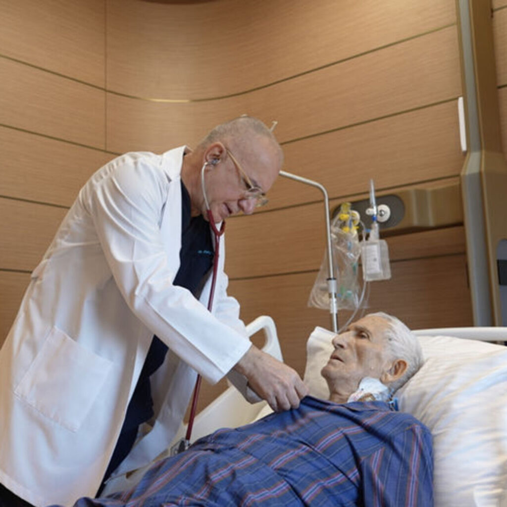 74 yaşındaki hasta, kalbi durdurulmadan tedavi edildi